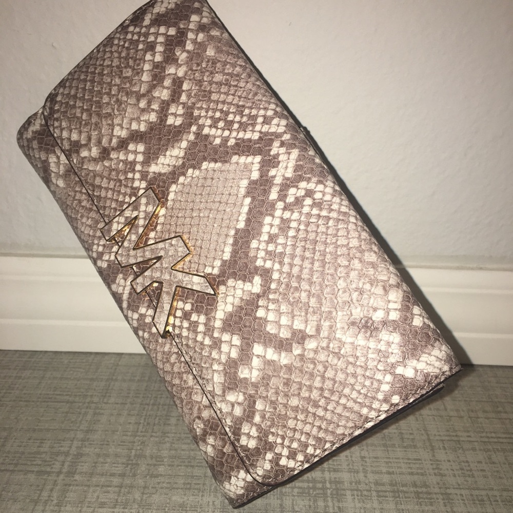 EUC - Nearly new snakeskin MK wallet! 💰 ⭐️ 💵